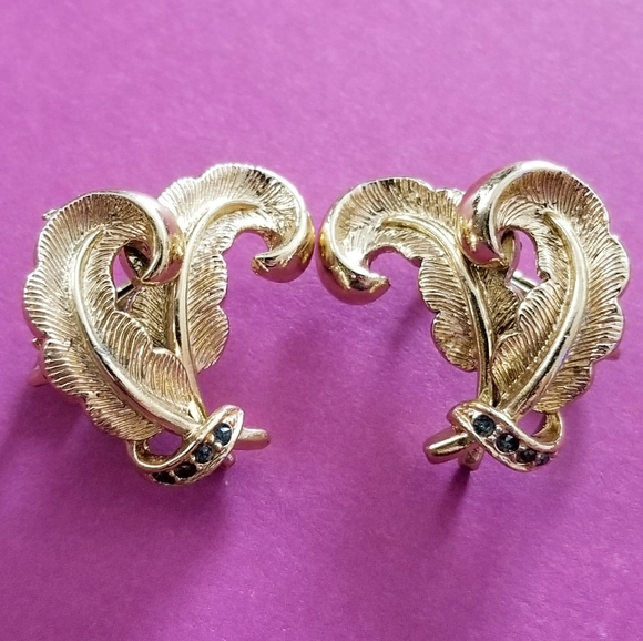 Relisted -Vintage feather plume clip earrings gold blue gems - Picture 1 of 8